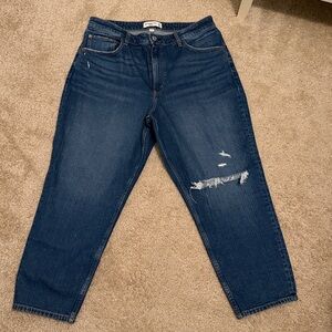 Abercrombie & Fitch The Mom High Rise Curve Love Jeans in Dark Destroy